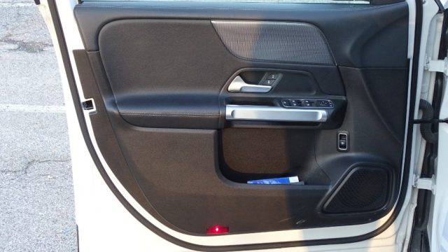 MERCEDES-BENZ GLB 200 usata, con Frenata d