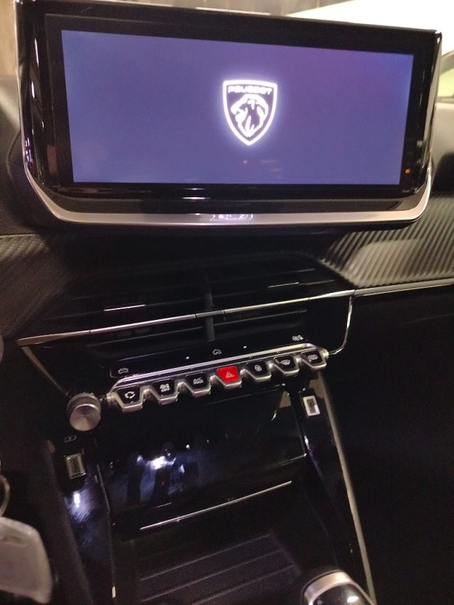 PEUGEOT 2008 usata, con Specchietti laterali elettrici