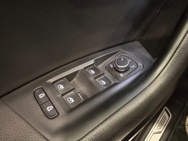 VOLKSWAGEN Touareg usata, con Fari LED