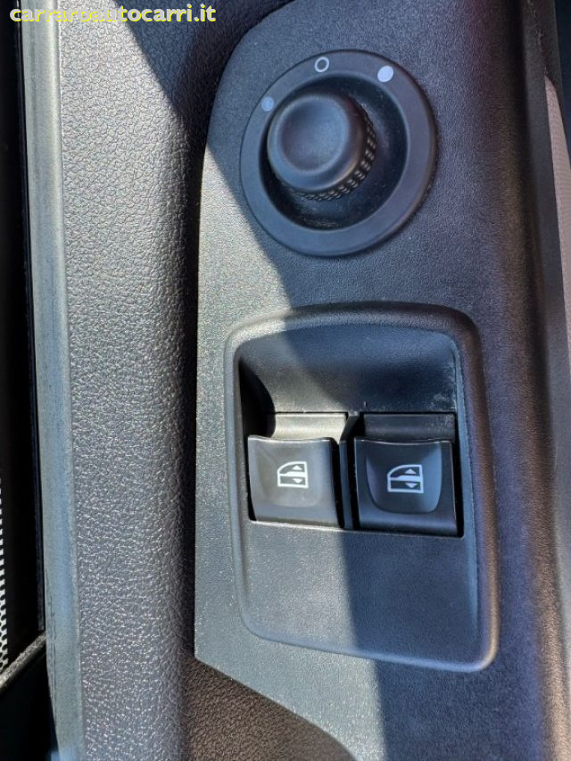 NISSAN NV300 usata, con USB