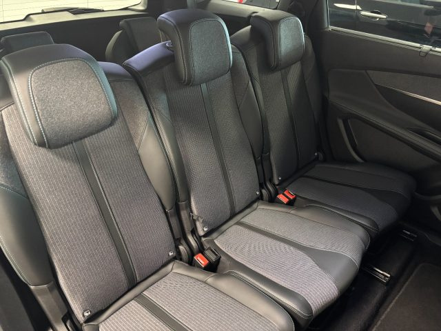 PEUGEOT 5008 usata, con Volante in pelle
