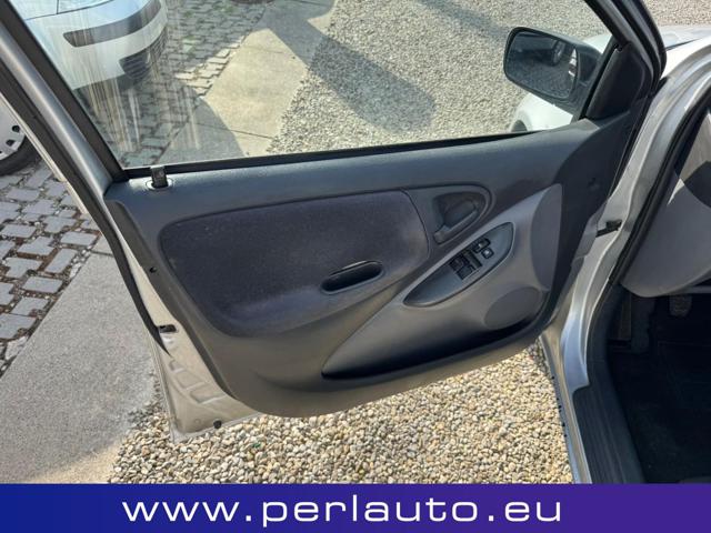 TOYOTA Yaris usata, con Autoradio