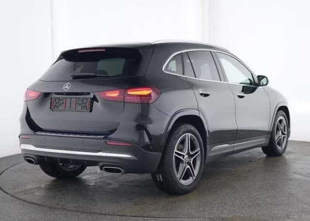 MERCEDES-BENZ GLA 180 usata, con Airbag