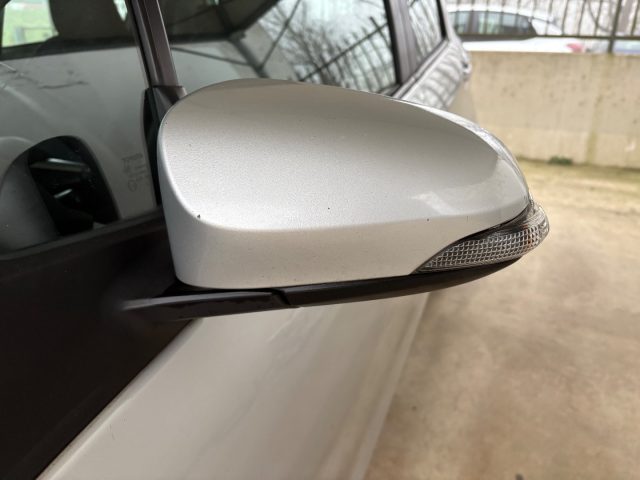 TOYOTA Yaris usata, con Luce d
