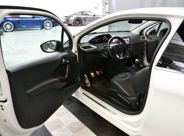 PEUGEOT 208 usata, con Airbag