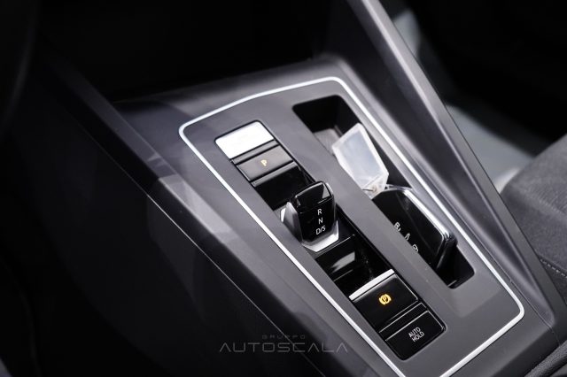 VOLKSWAGEN Golf usata, con Touch screen