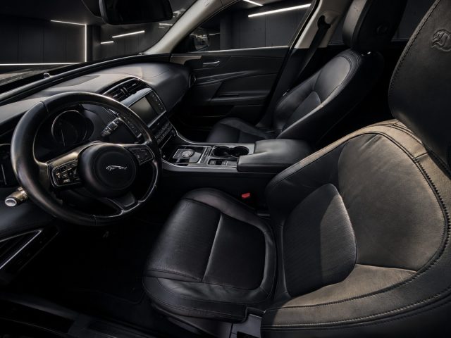 JAGUAR XE usata, con Autoradio
