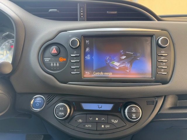 TOYOTA Yaris usata, con Autoradio digitale