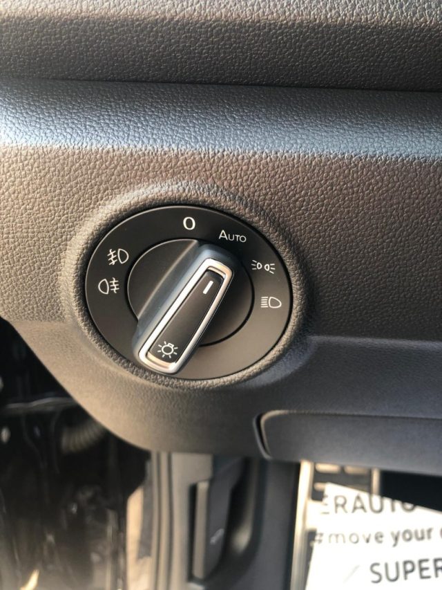 VOLKSWAGEN T-Roc usata, con Leve al volante