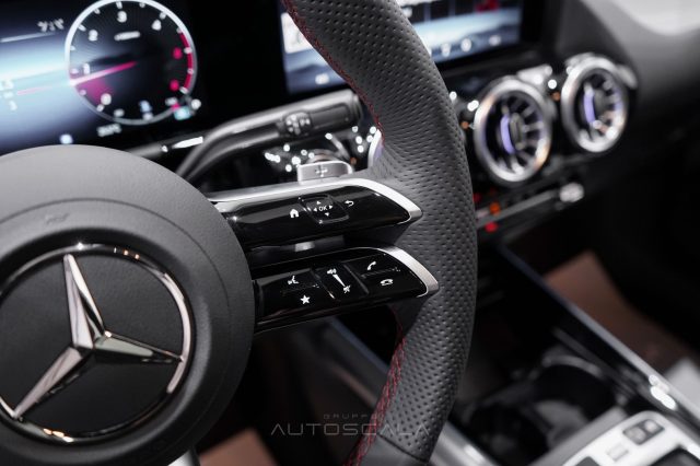 MERCEDES-BENZ GLA 200 usata, con Tettuccio apribile