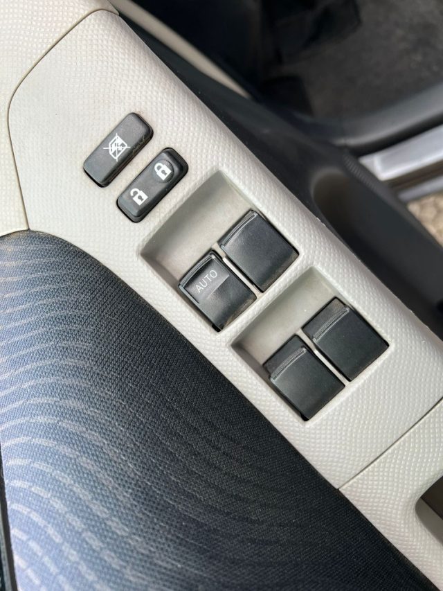 TOYOTA Yaris usata, con Specchietti laterali elettrici