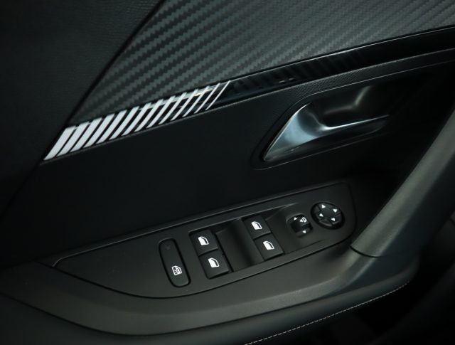 PEUGEOT 2008 usata, con Sensori di parcheggio anteriori