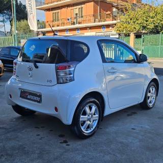 TOYOTA iQ usata, con Autoradio