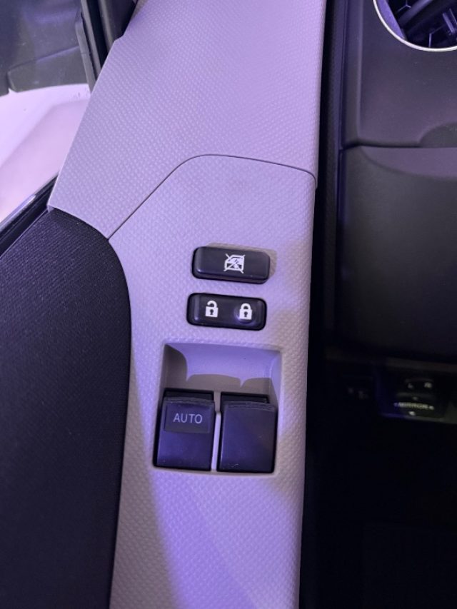 TOYOTA Yaris usata 18