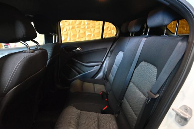 MERCEDES-BENZ GLA 180 usata 32