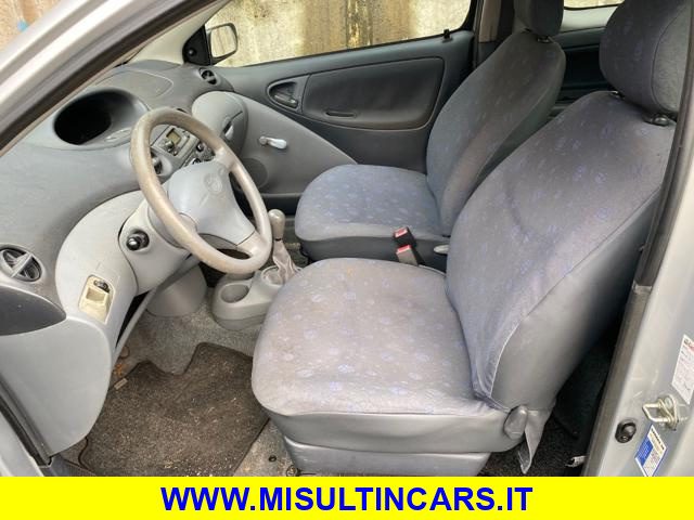 TOYOTA Yaris usata 8