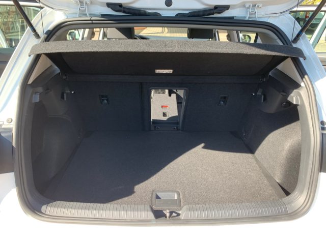 VOLKSWAGEN Golf usata, con USB