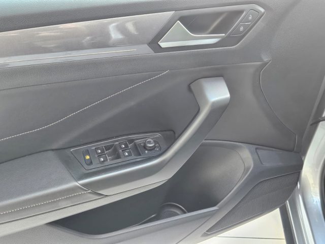 VOLKSWAGEN T-Roc usata, con USB