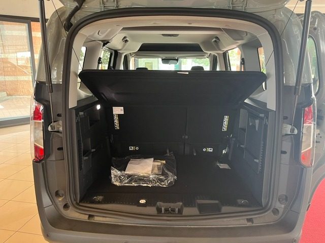 FORD Tourneo Courier usata, con Fari LED