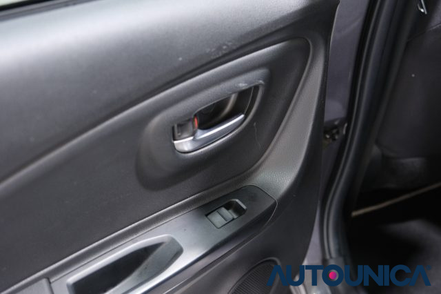 TOYOTA Yaris usata 38