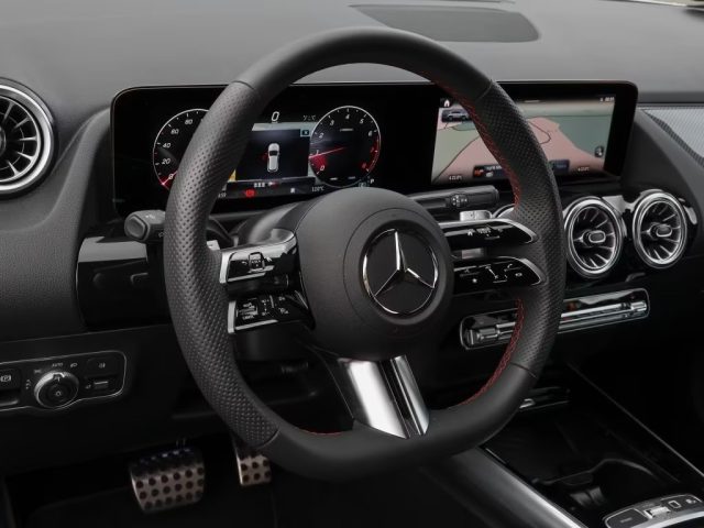 MERCEDES-BENZ GLA 180 usata, con Autoradio