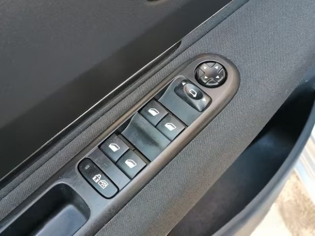 PEUGEOT 5008 usata, con Climatizzatore