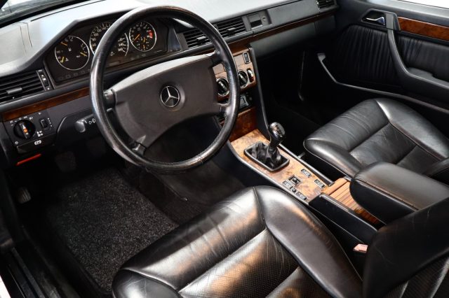 MERCEDES-BENZ E 300 usata, con Lettore CD