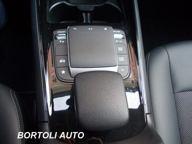 MERCEDES-BENZ GLA 200 usata, con Autoradio digitale