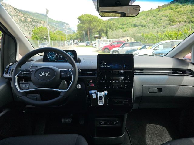 HYUNDAI Staria usata, con Bracciolo