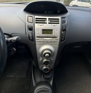 TOYOTA Yaris usata 11