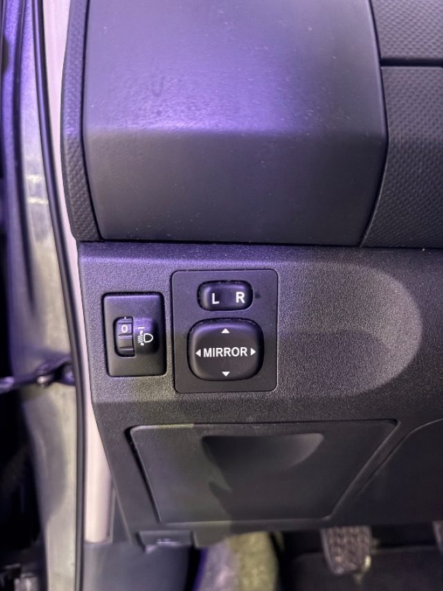 TOYOTA Yaris usata 17