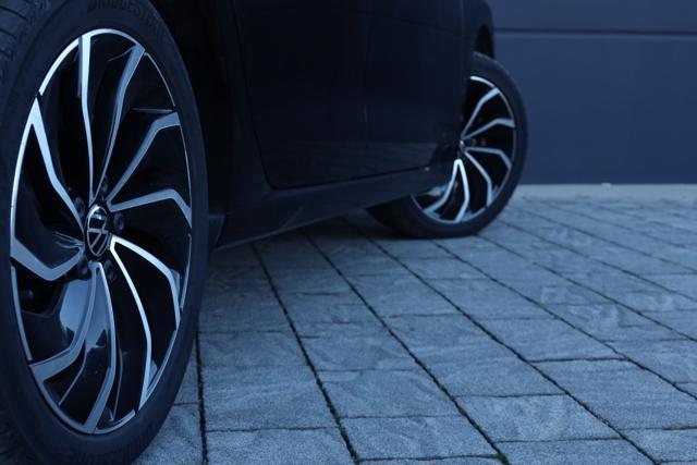 VOLKSWAGEN Golf usata, con Hill holder