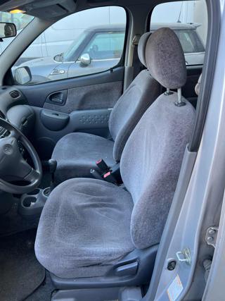 TOYOTA Yaris usata, con Specchietti laterali elettrici