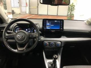 TOYOTA Yaris usata, con Fari LED