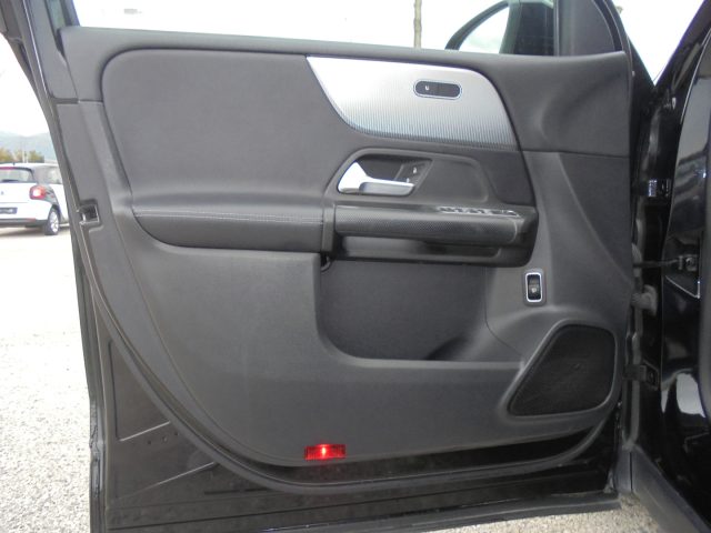 MERCEDES-BENZ GLB 200 usata, con Regolazione elettrica sedili