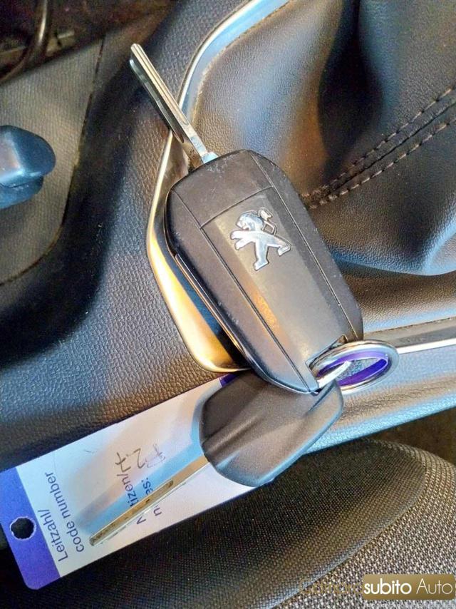 PEUGEOT 208 usata, con Sedile posteriore sdoppiato