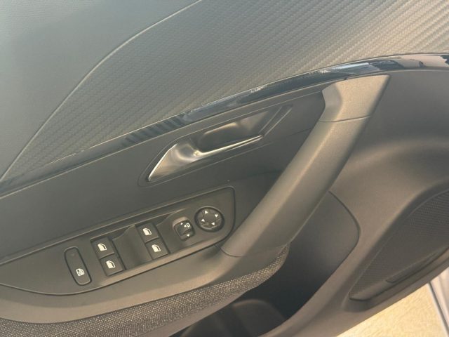 PEUGEOT 2008 usata, con Sensori di parcheggio posteriori