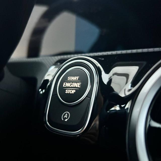 MERCEDES-BENZ A 180 usata, con Touch screen