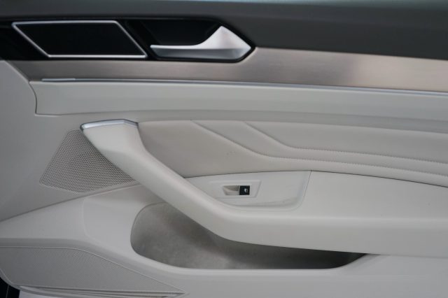 VOLKSWAGEN Passat Variant usata, con Hill holder