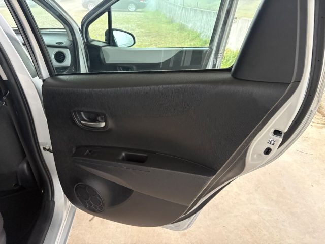 TOYOTA Yaris usata, con Specchietti laterali elettrici