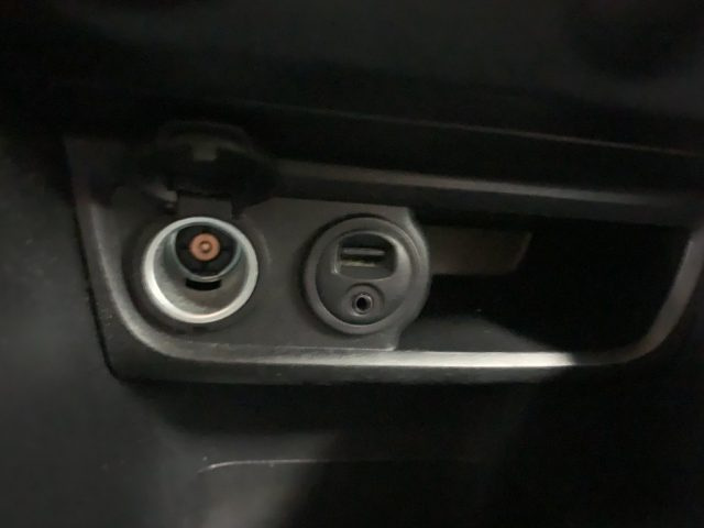 PEUGEOT 208 usata, con USB