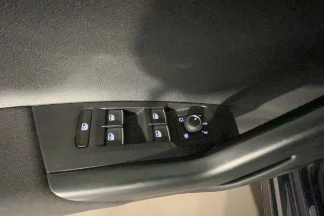 VOLKSWAGEN Taigo usata, con USB