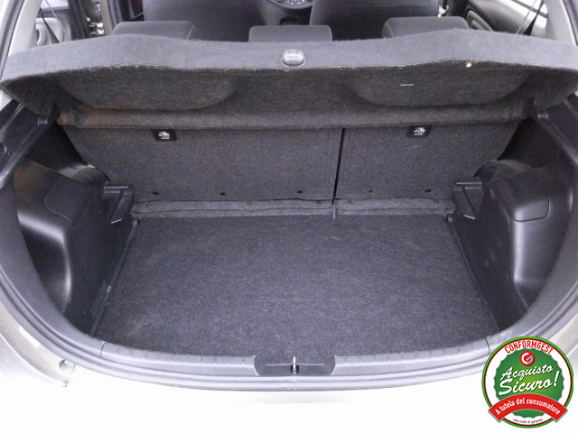 TOYOTA Yaris usata 11