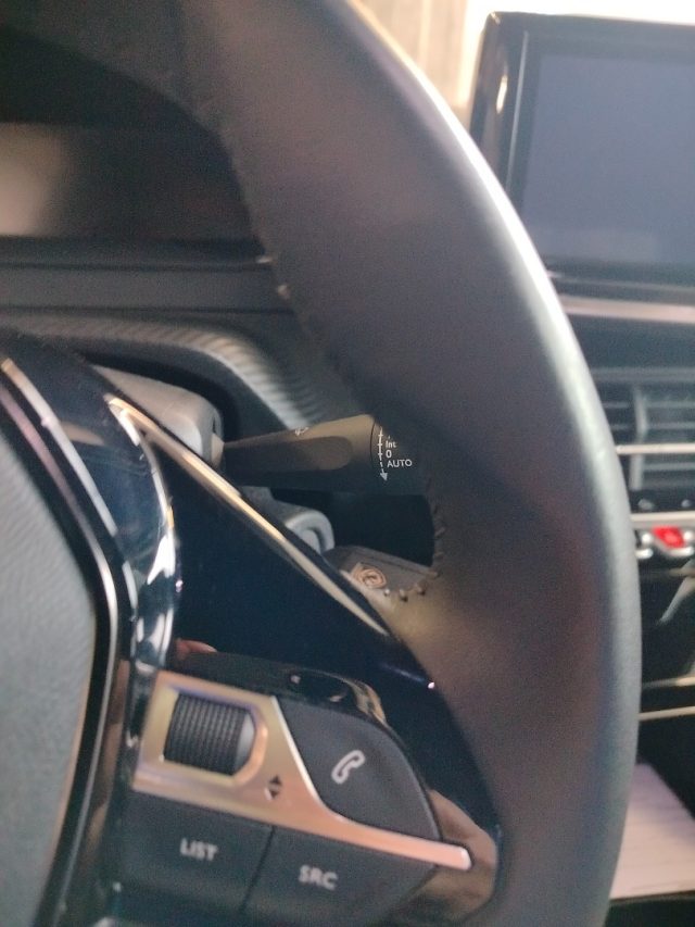 PEUGEOT 2008 usata, con Sensori di parcheggio posteriori