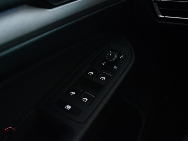 VOLKSWAGEN Golf usata, con Freno di stazionamento elettrico