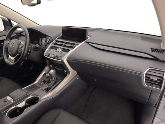 LEXUS NX 300h usata, con Sensori di parcheggio anteriori