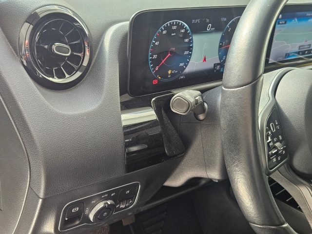 MERCEDES-BENZ GLA 180 usata, con Autoradio digitale