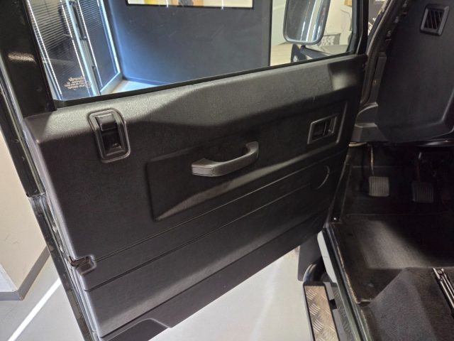 LAND ROVER Defender usata, con MP3