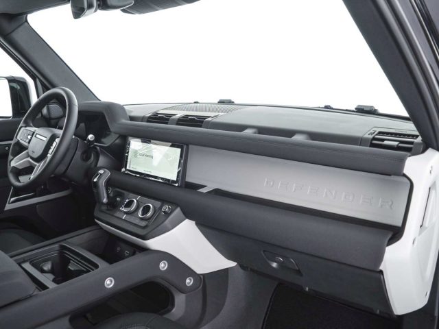 LAND ROVER Defender usata 2