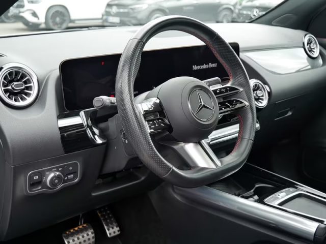 MERCEDES-BENZ GLA 200 usata, con Controllo automatico clima